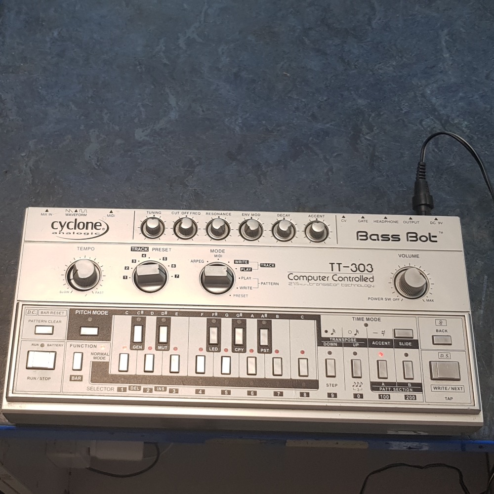Pre-owned Cyclone Analogic Cyclone Bass Bot TT-303 MK1 - Own4Less
